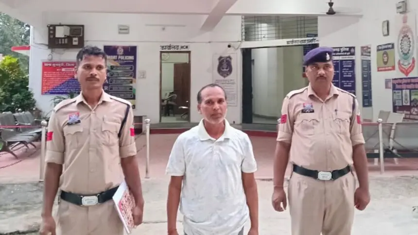 CG NEWS : हिंदू देवी-देवताओं और ऋषि-मुनियों पर टिप्पणी के आरोप में शिक्षक गिरफ्तार, पुलिस को देखकर भागने की कोशिश