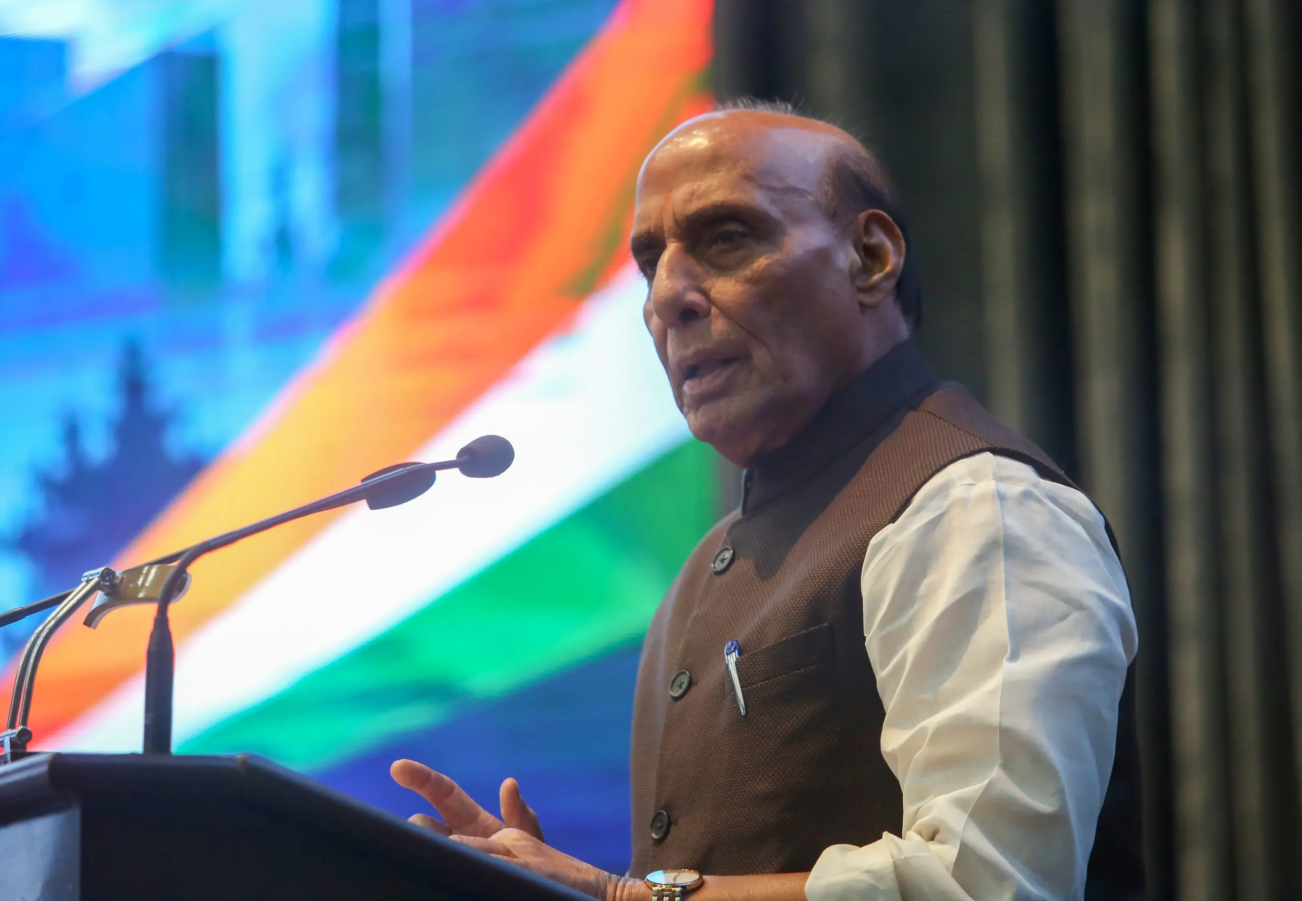 रक्षा मंत्री राजनाथ सिंह ताजिकिस्तान रवाना, शंघाई सहयोग संगठन की बैठक में भारत का प्रतिनिधित्व करेंगे