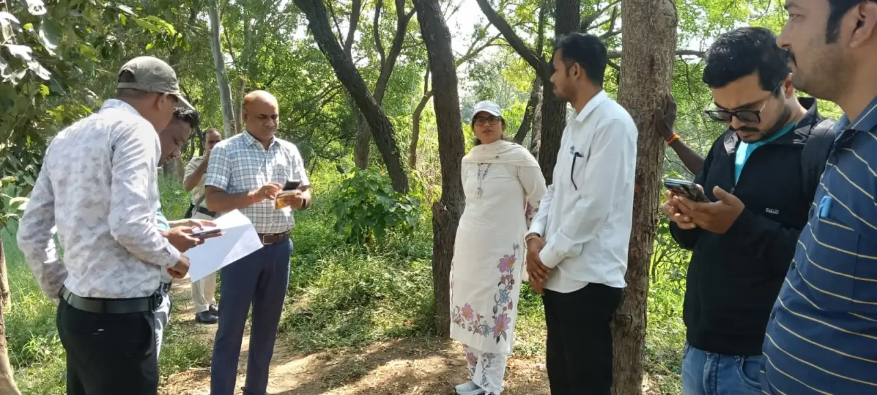 ग्राम केरीबंधा के अंदरूनी खेतों में पहुंचकर कलेक्टर जयश्री जैन ने पीवी ऐप सर्वे कार्यो का किया औचक निरीक्षण