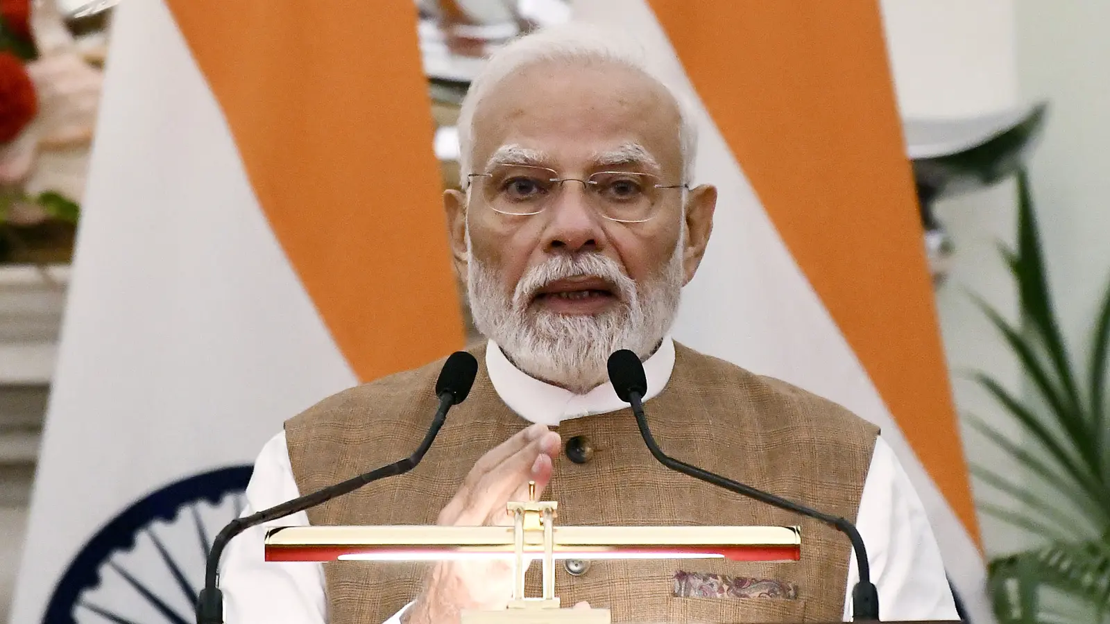 पीएम मोदी पहुंचे काशी, अरविंद टेक्सटाइल्स मिल का करेंगे लोकार्पण, नमो घाट पर देखेंगे एयर शो