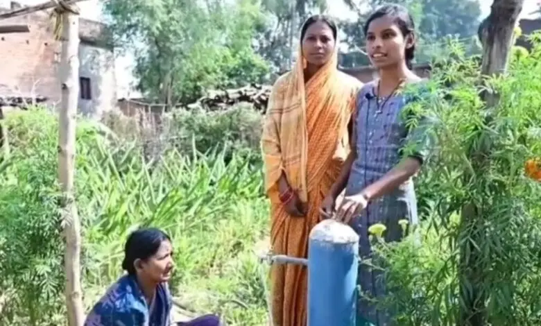जल संरक्षण की शपथ के साथ ग्रामीणों को सिखाई जल गुणवत्ता जांच की तकनीक